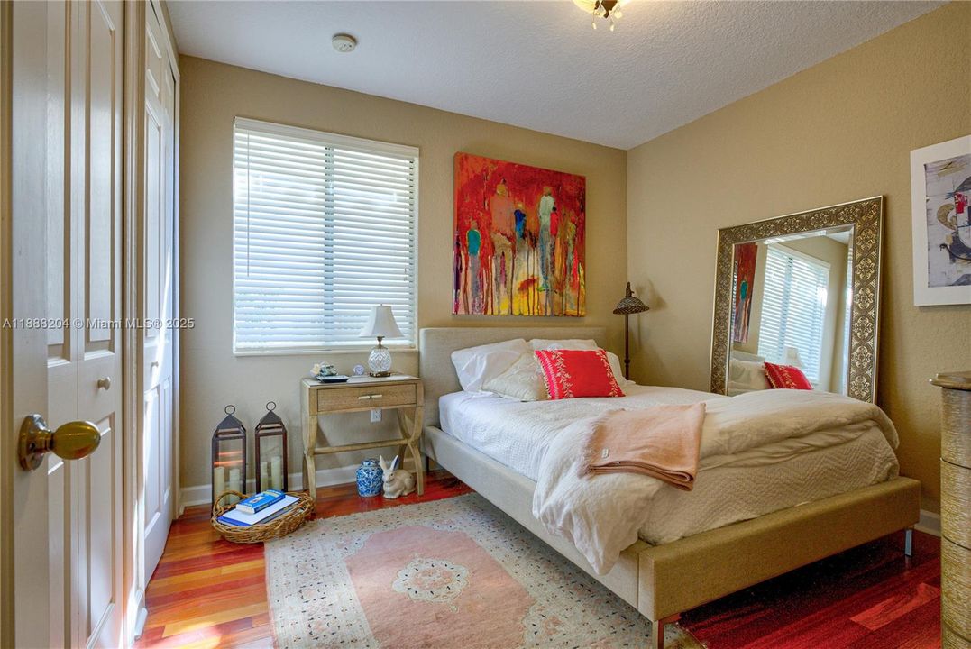 Под контрактом: $890,000 (5 спален, 4 ванн, 3945 Квадратных фут)