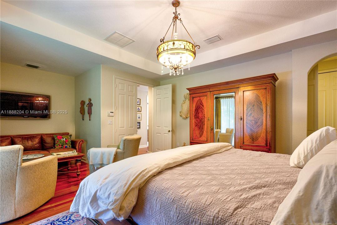 Под контрактом: $890,000 (5 спален, 4 ванн, 3945 Квадратных фут)