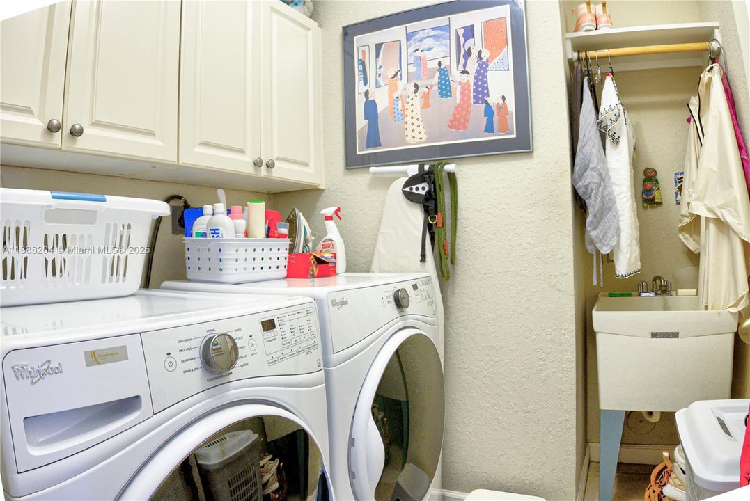 Под контрактом: $890,000 (5 спален, 4 ванн, 3945 Квадратных фут)