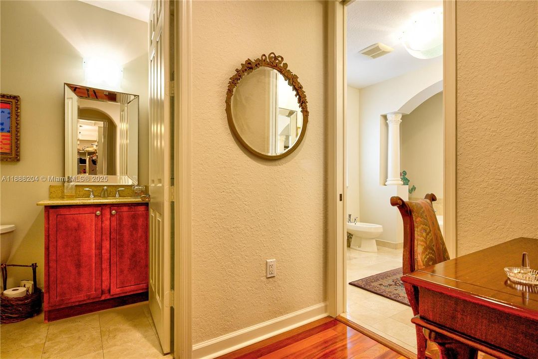 Под контрактом: $890,000 (5 спален, 4 ванн, 3945 Квадратных фут)