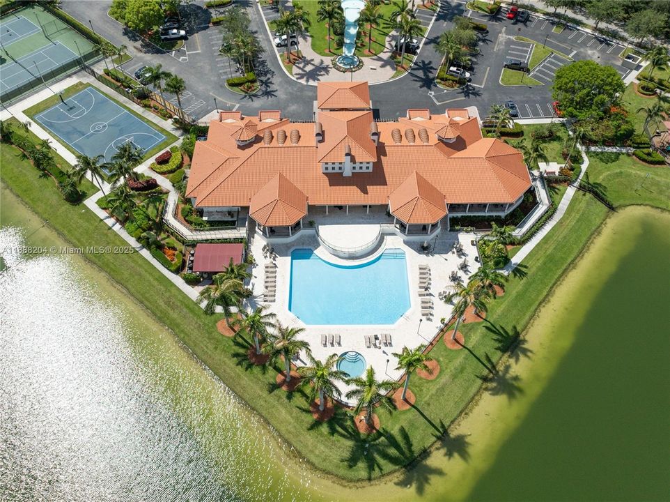 Под контрактом: $890,000 (5 спален, 4 ванн, 3945 Квадратных фут)