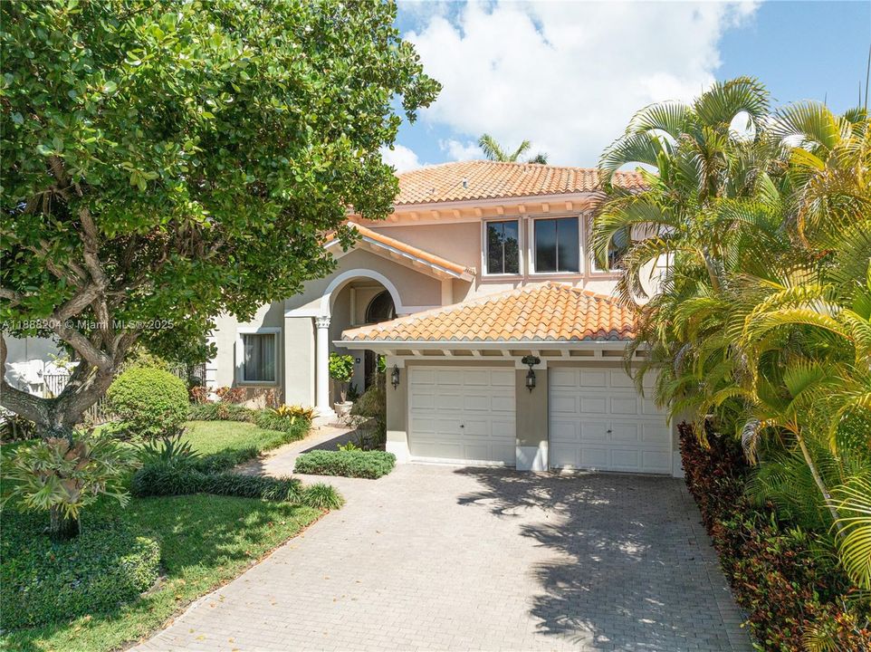 Под контрактом: $890,000 (5 спален, 4 ванн, 3945 Квадратных фут)