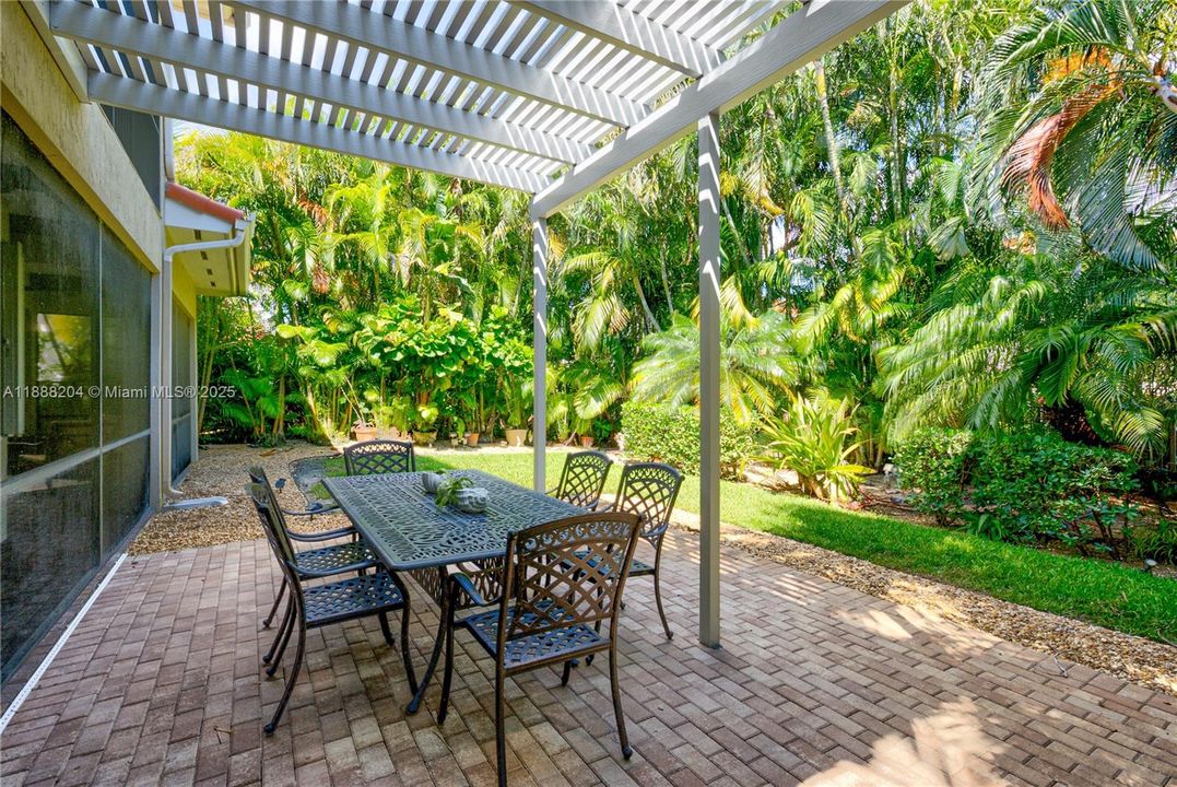 Под контрактом: $890,000 (5 спален, 4 ванн, 3945 Квадратных фут)