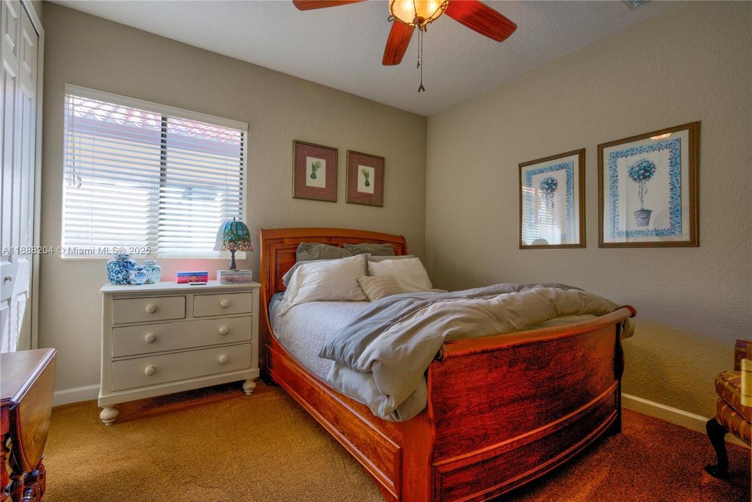 Под контрактом: $890,000 (5 спален, 4 ванн, 3945 Квадратных фут)