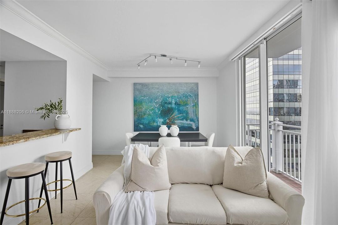 For Sale: $350,000 (1 beds, 1 baths, 600 Square Feet)