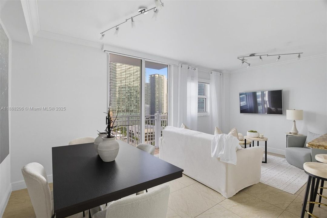 For Sale: $350,000 (1 beds, 1 baths, 600 Square Feet)