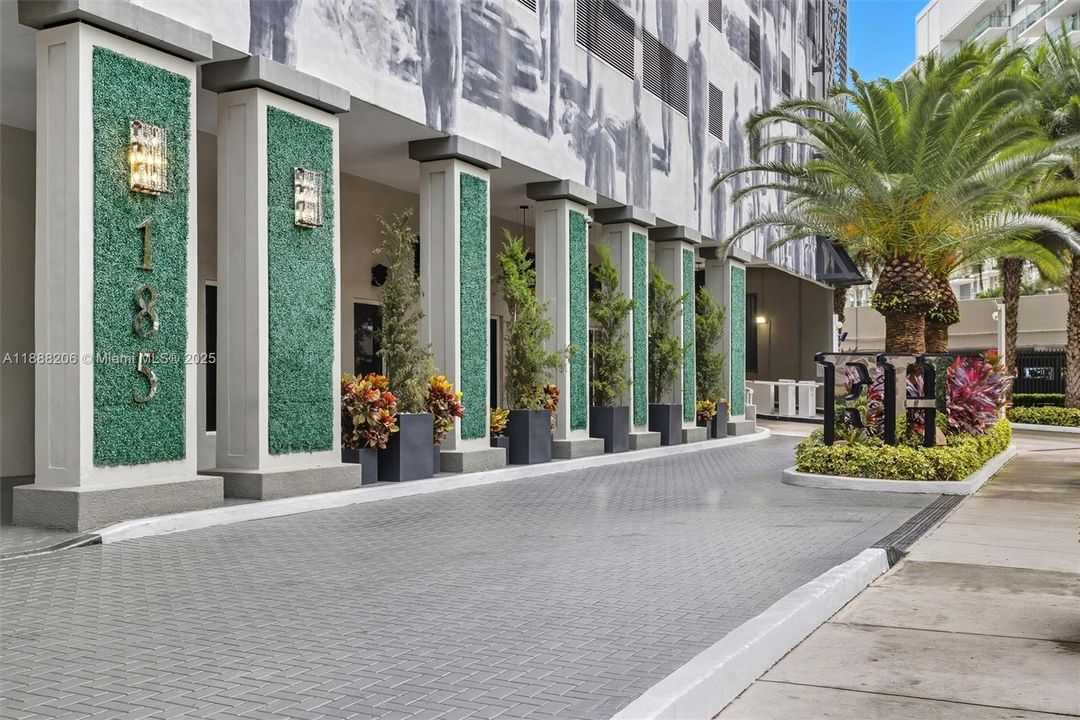 For Sale: $350,000 (1 beds, 1 baths, 600 Square Feet)