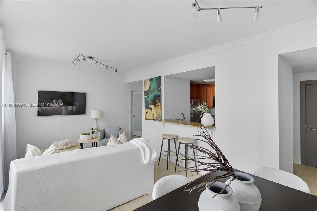 For Sale: $350,000 (1 beds, 1 baths, 600 Square Feet)