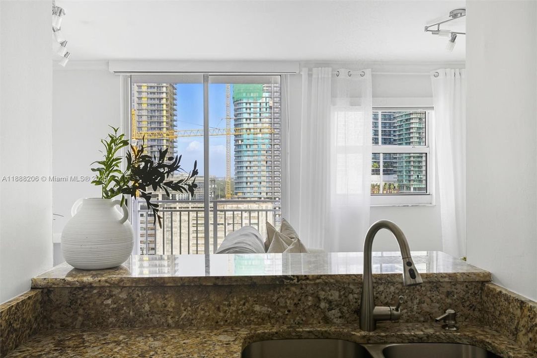 For Sale: $350,000 (1 beds, 1 baths, 600 Square Feet)