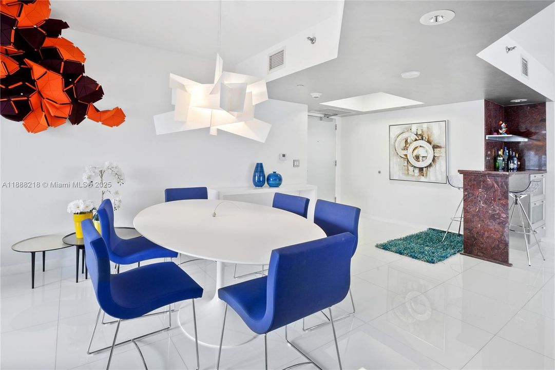 最近售出: $1,250,000 (2 贝兹, 2 浴室, 1760 平方英尺)