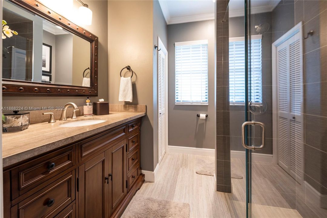 最近售出: $2,199,000 (5 贝兹, 4 浴室, 4376 平方英尺)