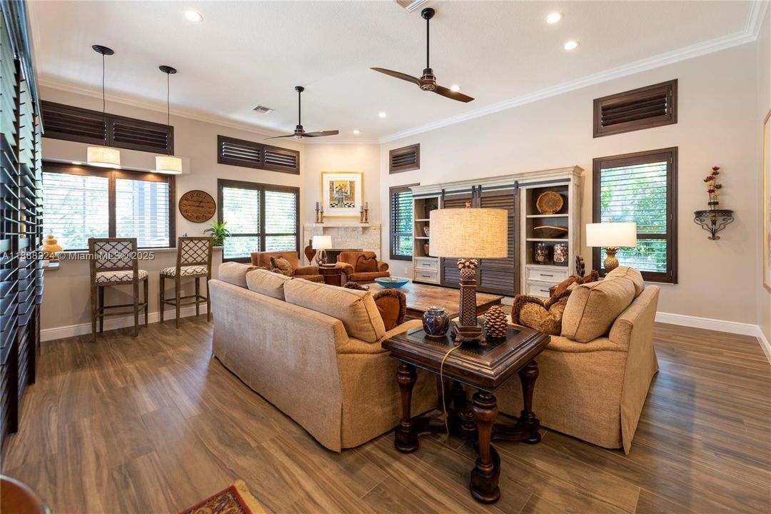 最近售出: $2,199,000 (5 贝兹, 4 浴室, 4376 平方英尺)