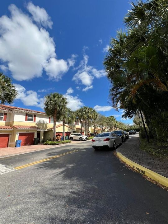 Под контрактом: $295,000 (2 спален, 2 ванн, 1253 Квадратных фут)