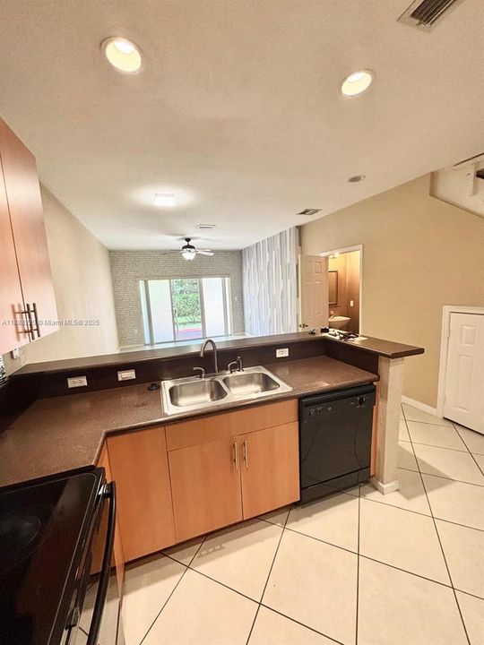 Под контрактом: $295,000 (2 спален, 2 ванн, 1253 Квадратных фут)