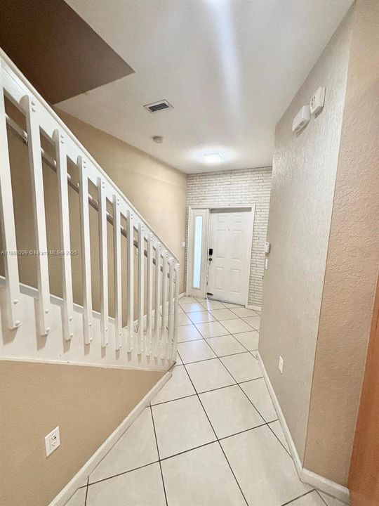 Под контрактом: $295,000 (2 спален, 2 ванн, 1253 Квадратных фут)