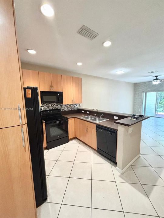 Под контрактом: $295,000 (2 спален, 2 ванн, 1253 Квадратных фут)