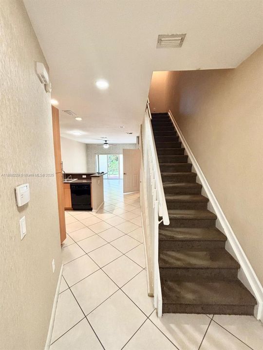 Под контрактом: $295,000 (2 спален, 2 ванн, 1253 Квадратных фут)