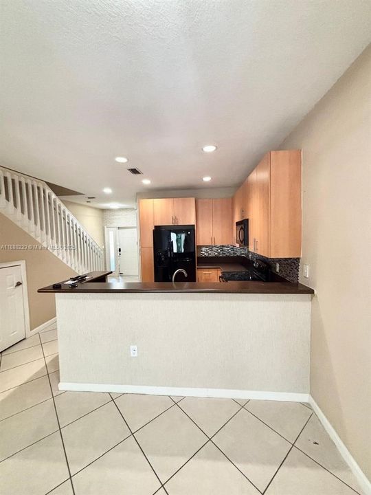 Под контрактом: $295,000 (2 спален, 2 ванн, 1253 Квадратных фут)