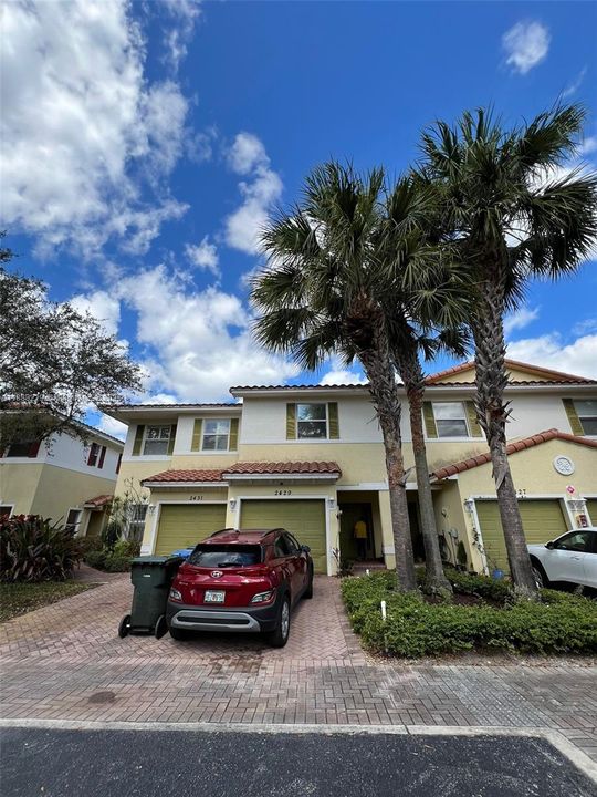 Под контрактом: $295,000 (2 спален, 2 ванн, 1253 Квадратных фут)