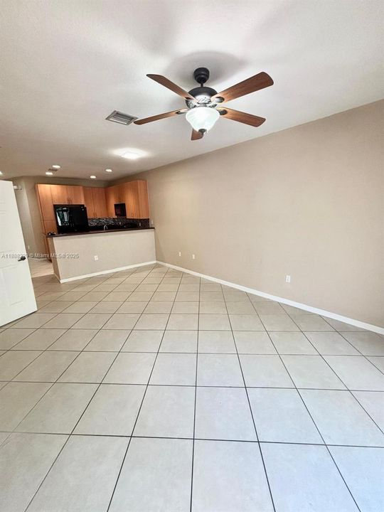 Под контрактом: $295,000 (2 спален, 2 ванн, 1253 Квадратных фут)