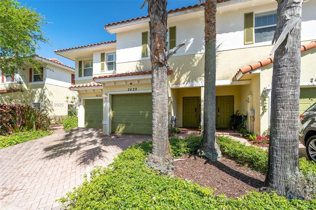 Под контрактом: $295,000 (2 спален, 2 ванн, 1253 Квадратных фут)