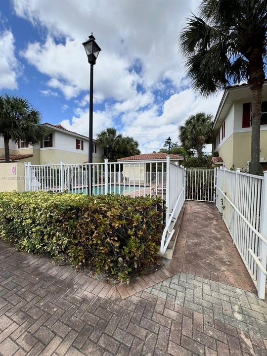 Под контрактом: $295,000 (2 спален, 2 ванн, 1253 Квадратных фут)