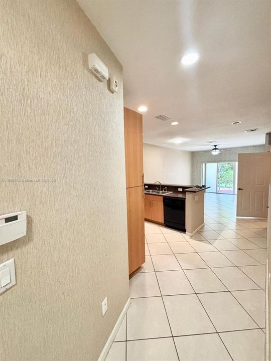 Под контрактом: $295,000 (2 спален, 2 ванн, 1253 Квадратных фут)