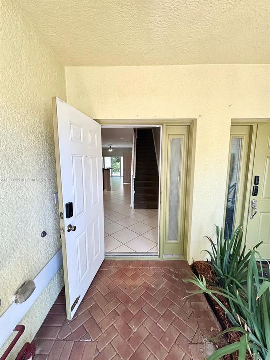 Под контрактом: $295,000 (2 спален, 2 ванн, 1253 Квадратных фут)