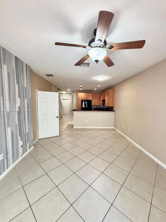 Под контрактом: $295,000 (2 спален, 2 ванн, 1253 Квадратных фут)