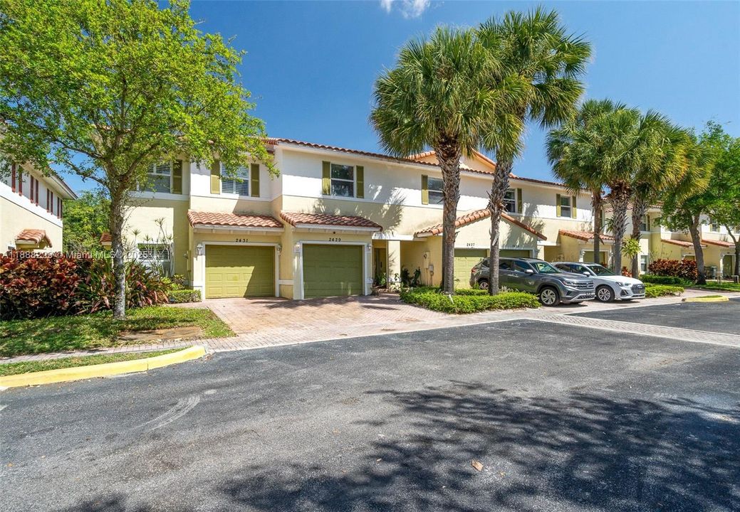 Под контрактом: $295,000 (2 спален, 2 ванн, 1253 Квадратных фут)