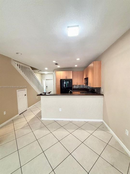 Под контрактом: $295,000 (2 спален, 2 ванн, 1253 Квадратных фут)