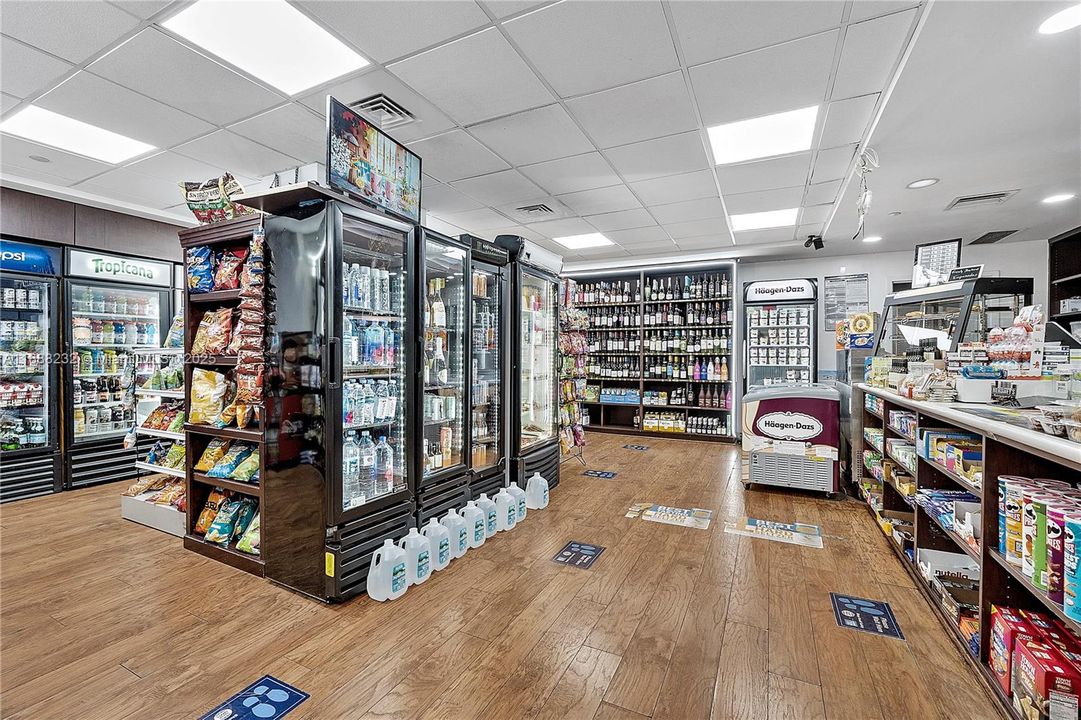 Recently Rented: $2,450 (0 beds, 1 baths, 543 Square Feet)