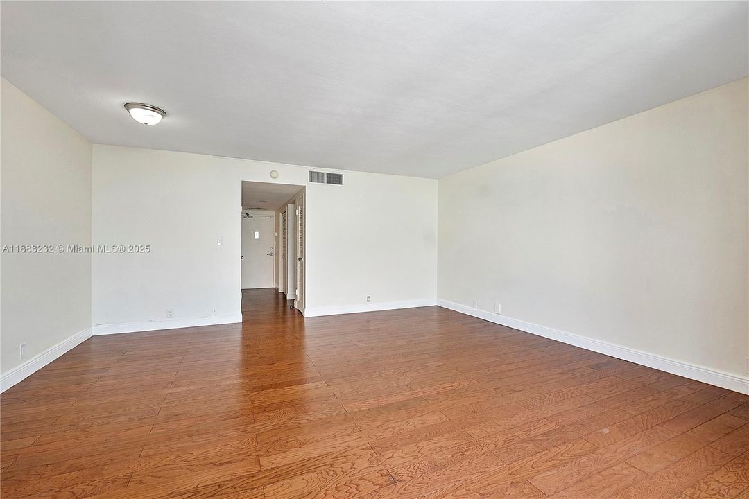 Recently Rented: $2,450 (0 beds, 1 baths, 543 Square Feet)