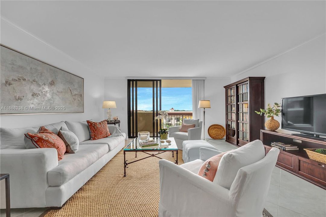 The sliding glas door panels can be opened to either side!