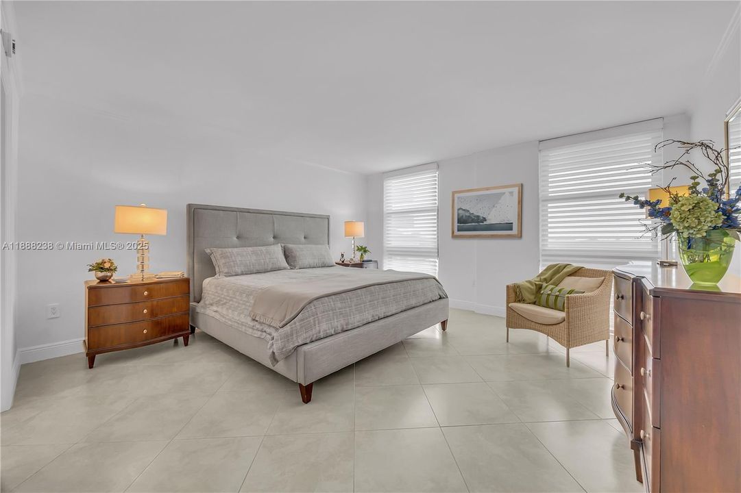 The windows are covered by Hunter Douglas blinds. The darkening blinds, installed in addition, are motorized and are functioning with a remote control. Note: The picture shown on the wall has been virtually added.