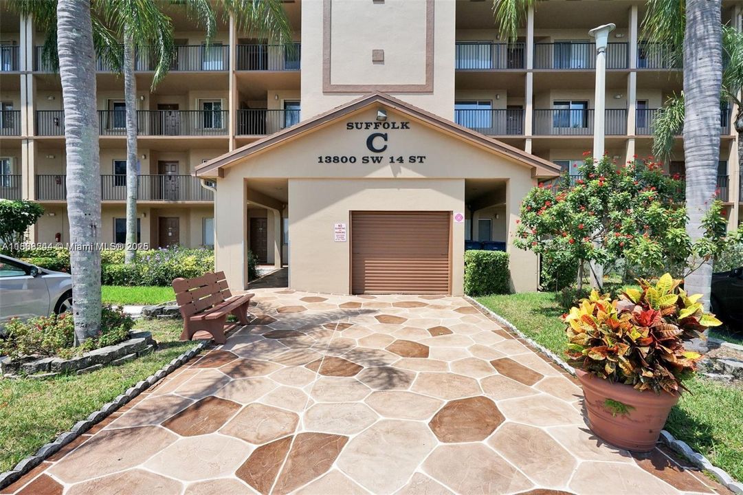 Vendido Recientemente: $219,900 (2 camas, 2 baños, 1137 Pies cuadrados)