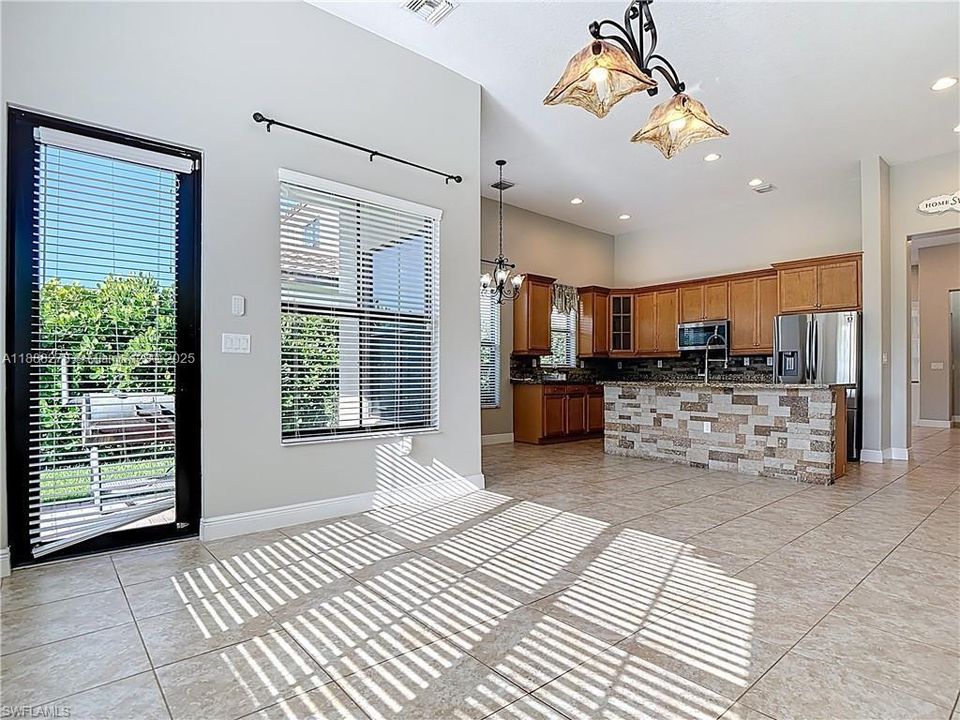 待售: $439,000 (3 贝兹, 3 浴室, 2341 平方英尺)