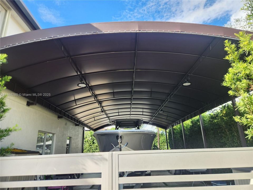 New awning, perfect for your large boat or simply to enjoy the spacious side yard while staying protected from the sun and rain!