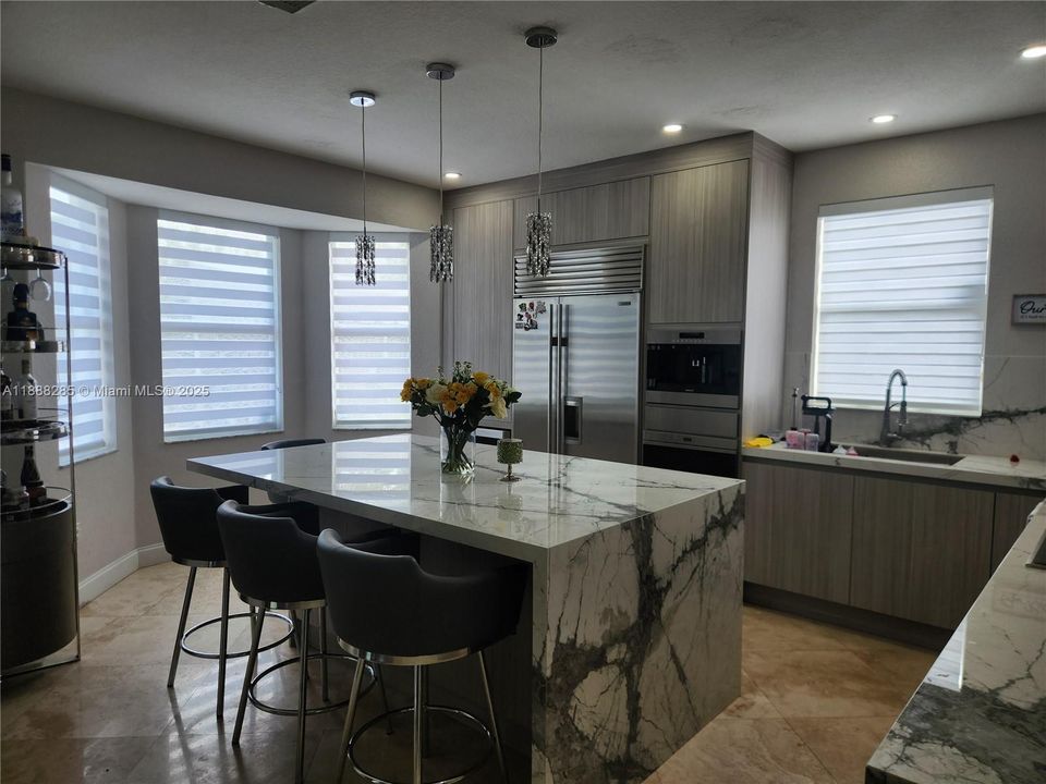 На продажу: $1,100,000 (5 спален, 3 ванн, 2635 Квадратных фут)