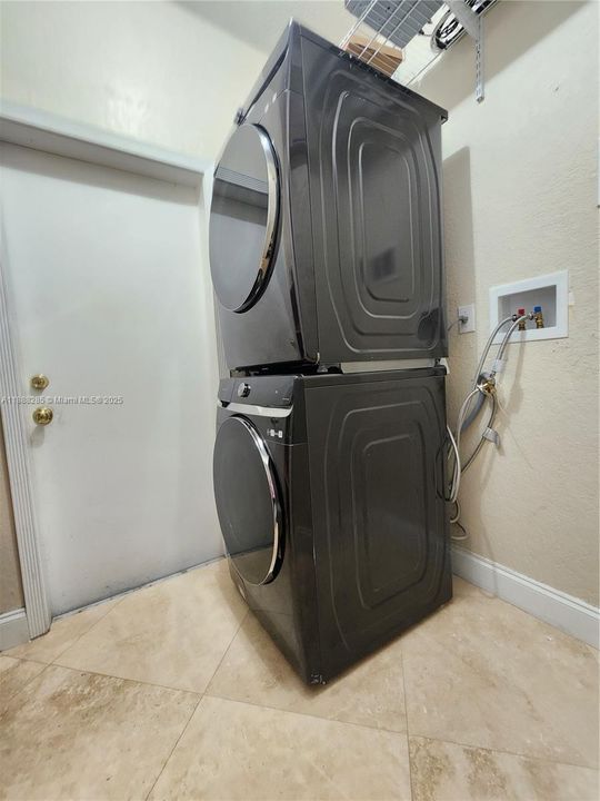 На продажу: $1,100,000 (5 спален, 3 ванн, 2635 Квадратных фут)