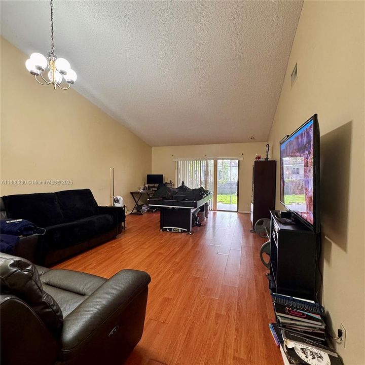 На продажу: $449,999 (3 спален, 2 ванн, 1335 Квадратных фут)