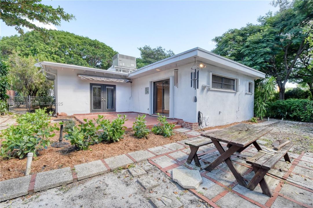 Recently Rented: $2,900 (3 beds, 2 baths, 1238 Square Feet)