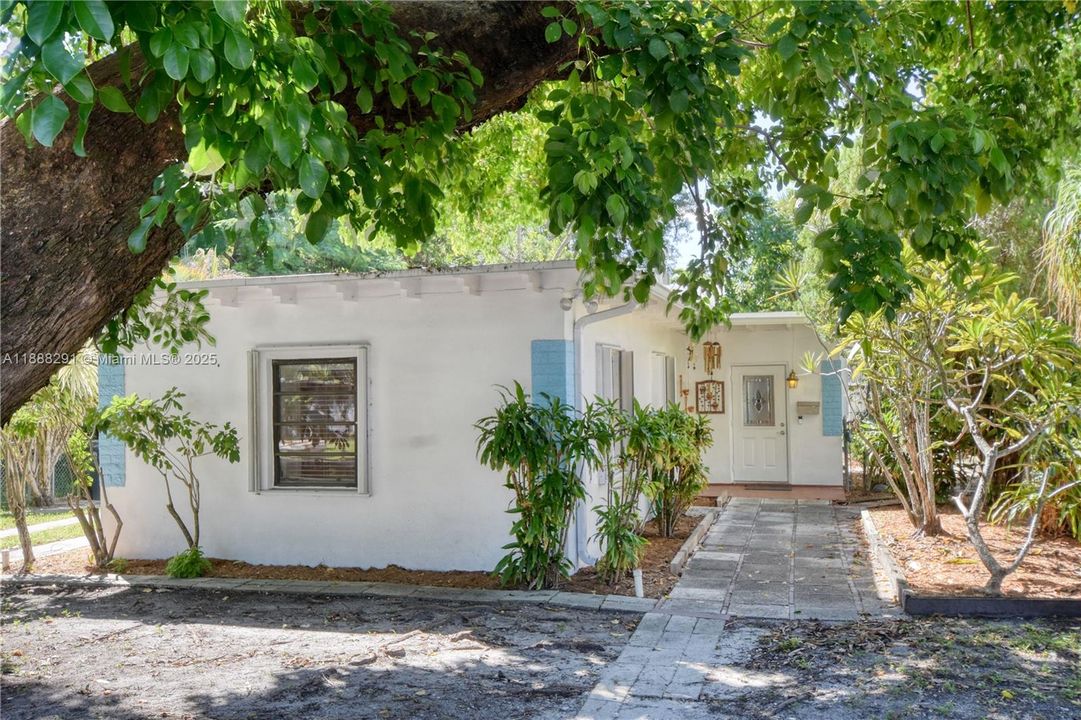 Recently Rented: $2,900 (3 beds, 2 baths, 1238 Square Feet)