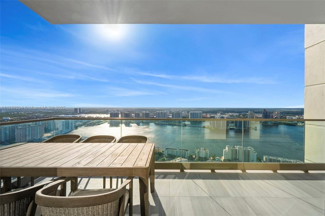 最近售出: $13,900,000 (5 贝兹, 7 浴室, 4780 平方英尺)