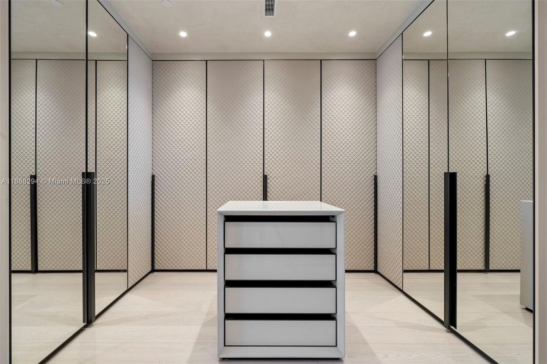 最近售出: $13,900,000 (5 贝兹, 7 浴室, 4780 平方英尺)