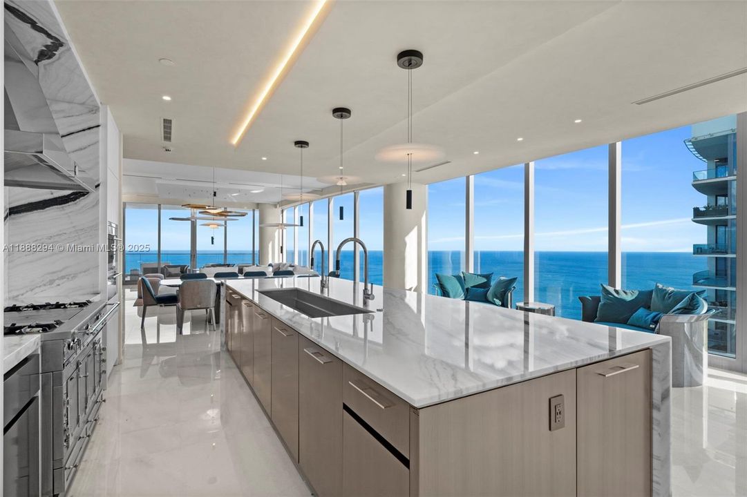 最近售出: $13,900,000 (5 贝兹, 7 浴室, 4780 平方英尺)