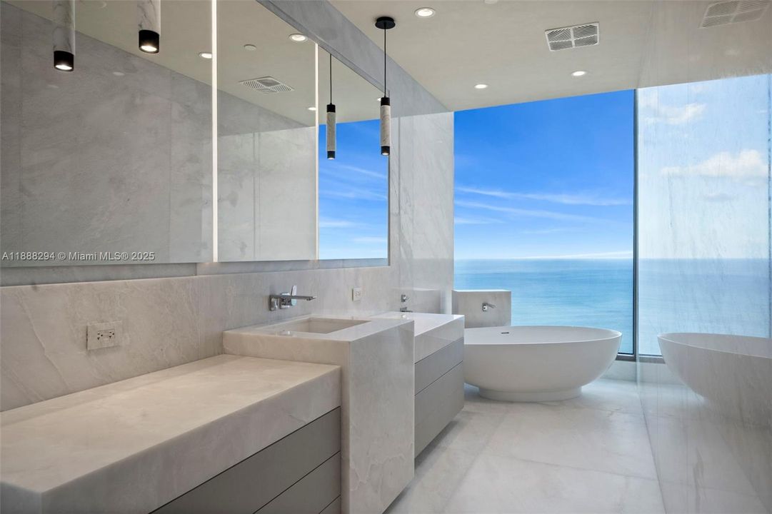 最近售出: $13,900,000 (5 贝兹, 7 浴室, 4780 平方英尺)