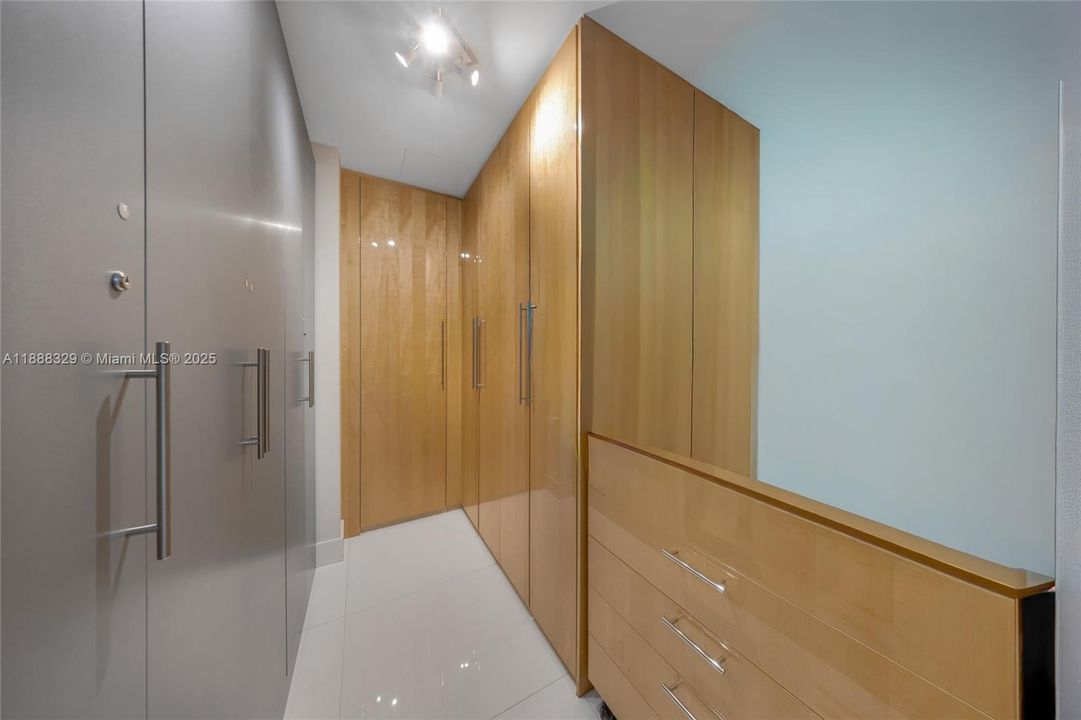 Primary Suite/Walking Closet