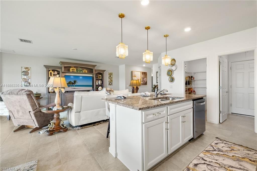 待售: $499,000 (3 贝兹, 2 浴室, 1558 平方英尺)