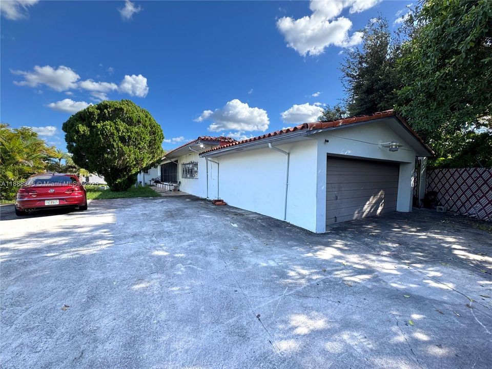 合同活跃: $749,000 (6 贝兹, 4 浴室, 3719 平方英尺)